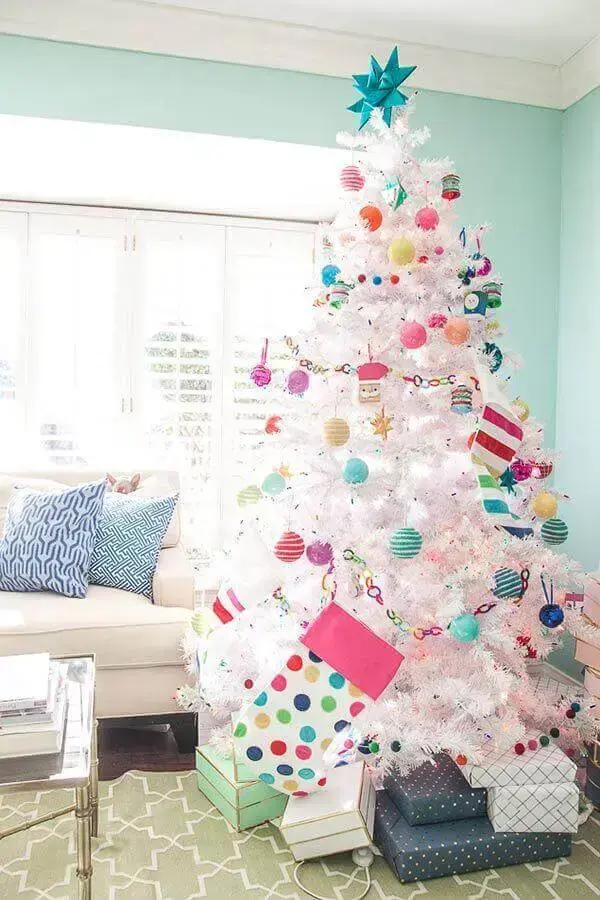 enfeites coloridos para decoração de árvore de Natal branca grande Foto OhMeOhMy