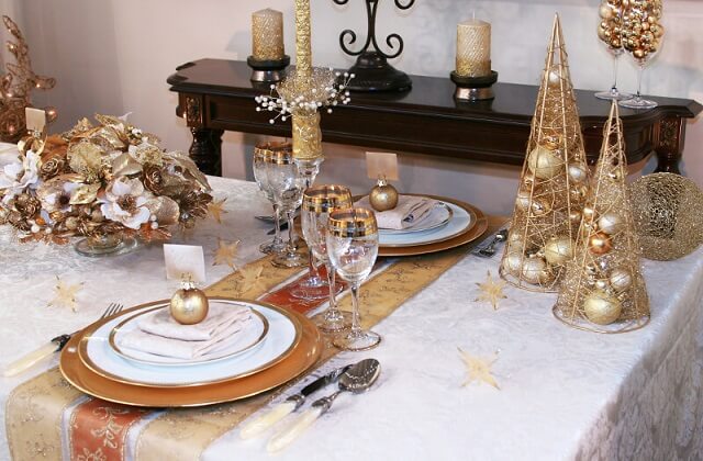 Enfeites de natal para mesa dourada e branca. Sofisticada!