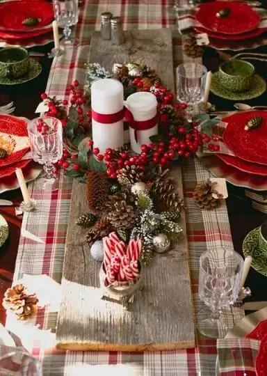 Enfeites de natal para mesa vermelha com pinhas
