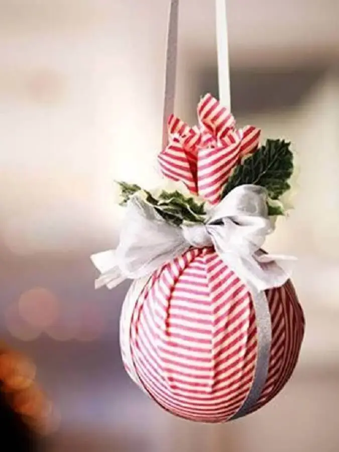 enfeites natalinos artesanal com bola para árvore de Natal decorada com tecido Foto Dicas de Mulher