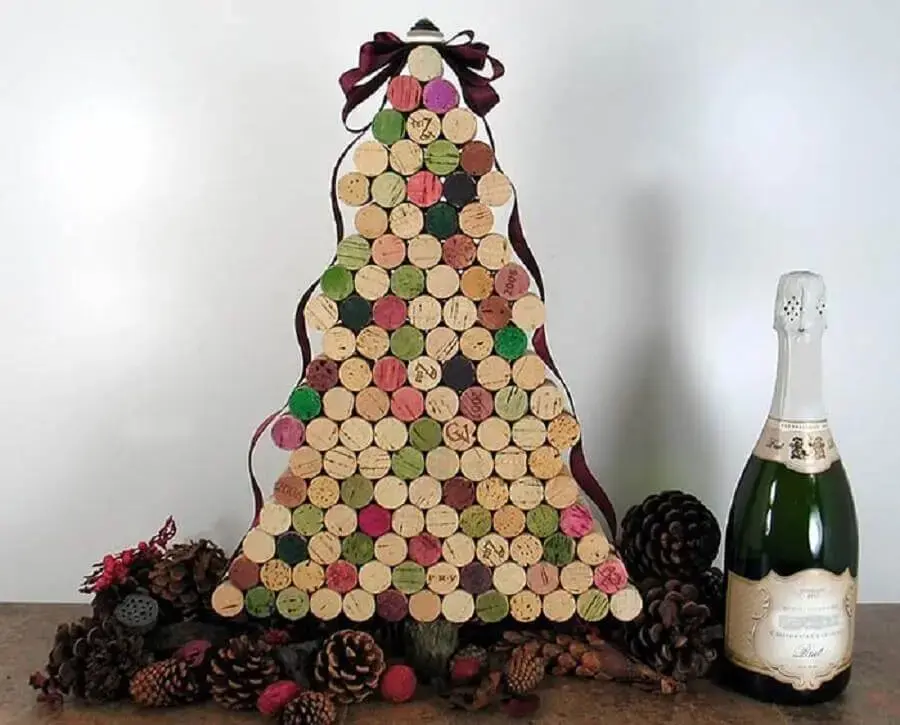 enfeites natalinos artesanal com árvore feita com rolhas de vinho Foto Revista Artesanato