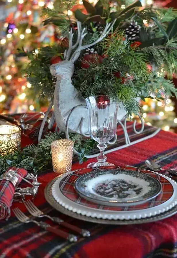 enfeites natalinos para mesa clássica com toalha xadrez Foto Rustic & Woven