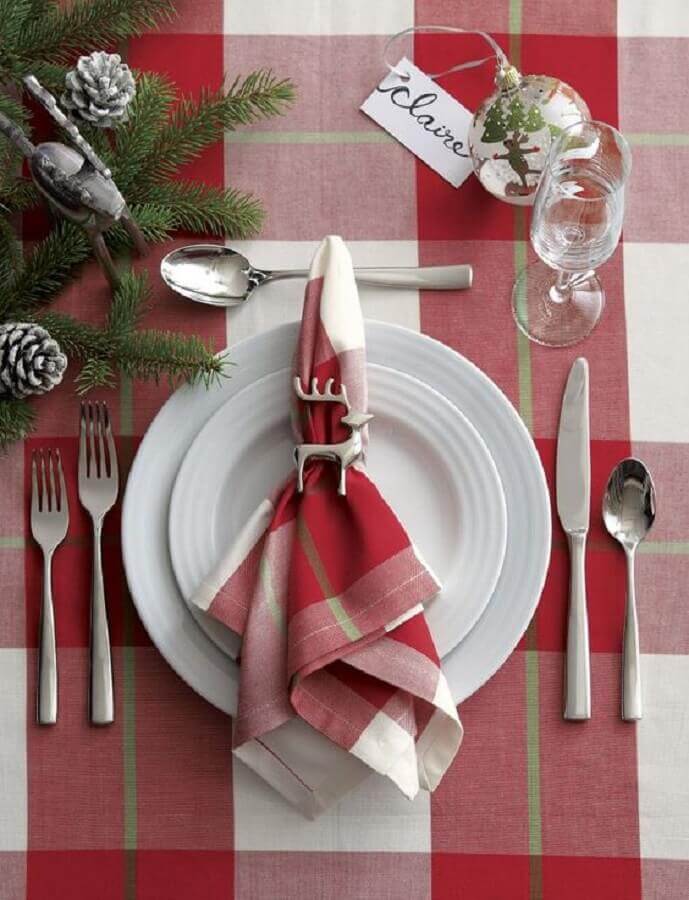 enfeites natalinos para mesa com toalha xadrez vermelha Foto Crate and Barrel