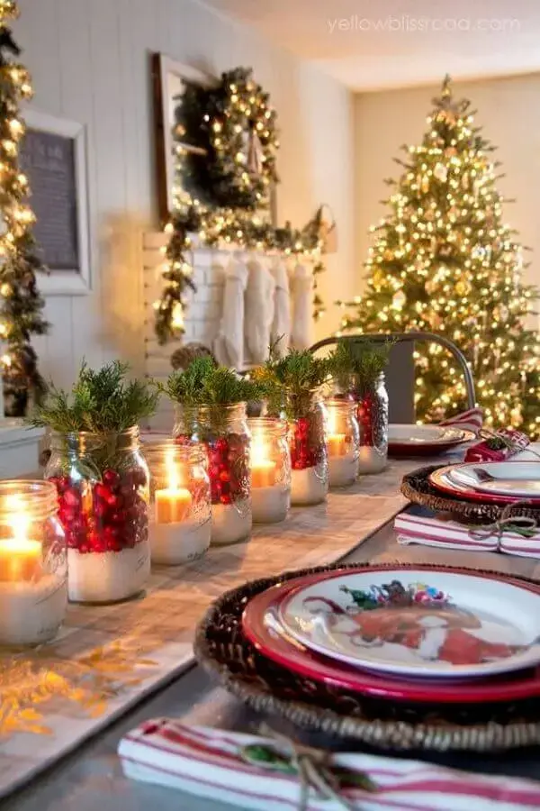 Christmas table decorations with candles and thematic dishes Foto Pinterest