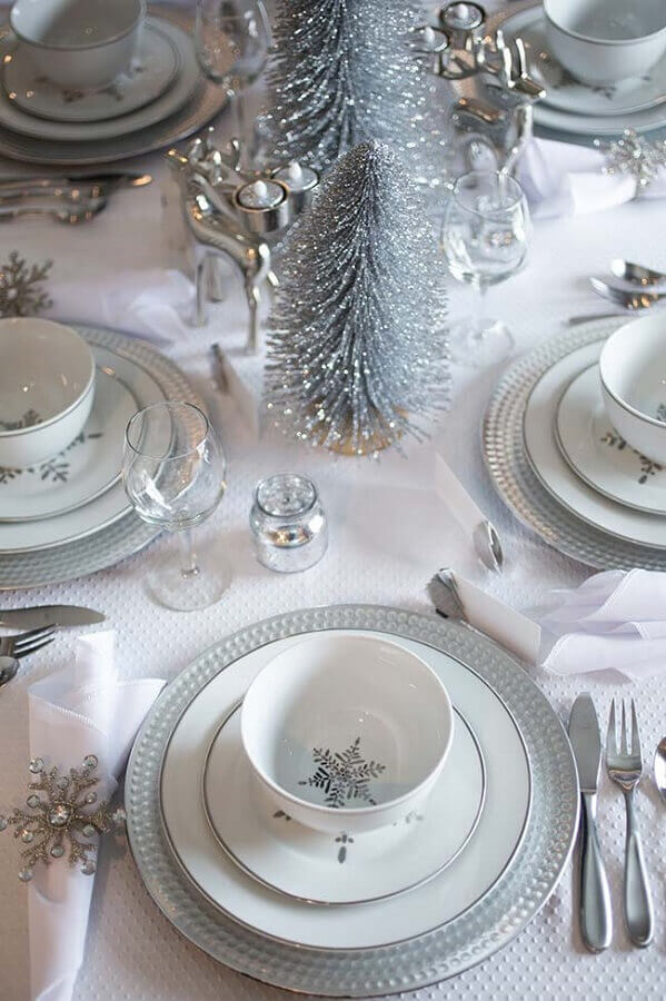enfeites natalinos para mesa moderna branca e prata Foto Pinterest