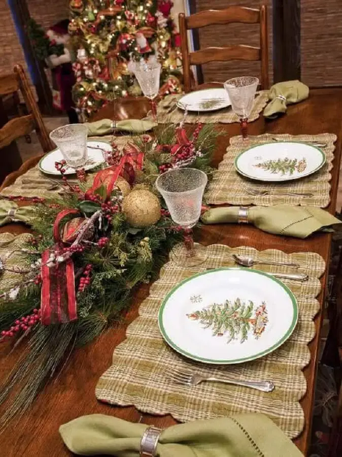 enfeites natalinos para mesa rústica com pratos decorados com pintura de árvore de natal Foto Dcore Você