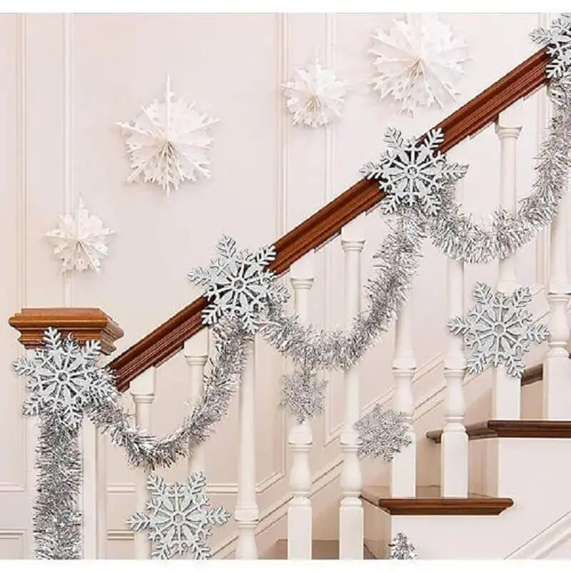 escada decorada com festão de Natal prata Foto Party City