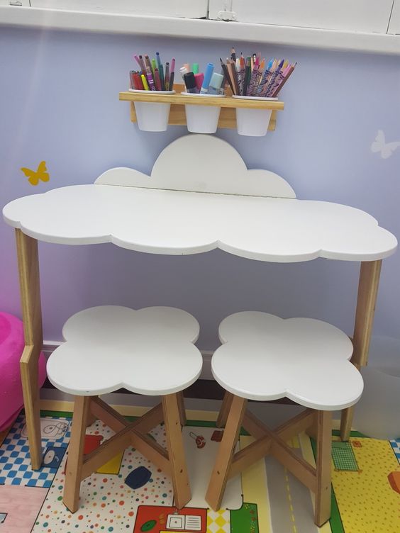 Escrivaninha infantil em formato de nuvem