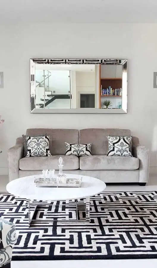 espelho de parede sem moldura para sala de estar decorada com sofá cinza e tapete geométrico Foto Pinterest