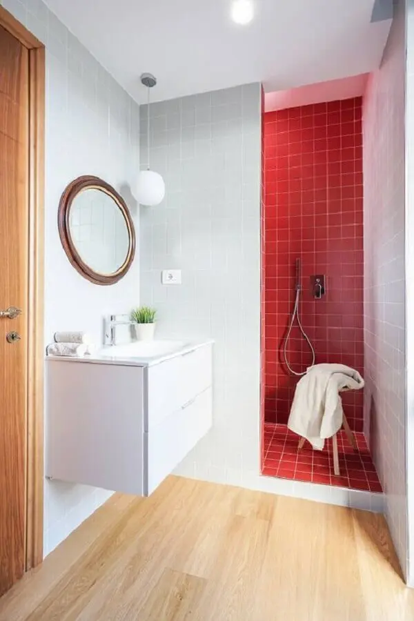 espelho redondo para decoração de banheiro vermelho e branco  Foto Homify