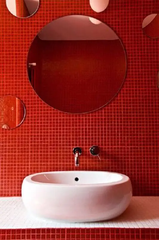 espelho redondo sem moldura para decoração de banheiro com pastilha vermelha  Foto Homedit