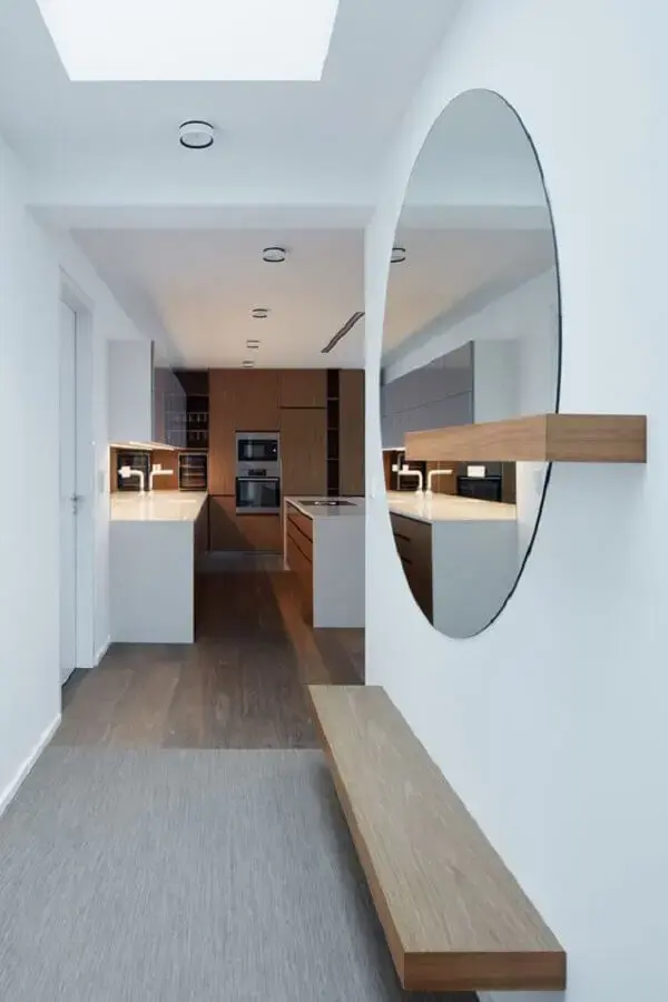 espelho redondo sem moldura para decoração de corredor com prateleira de madeira Foto Design Milk