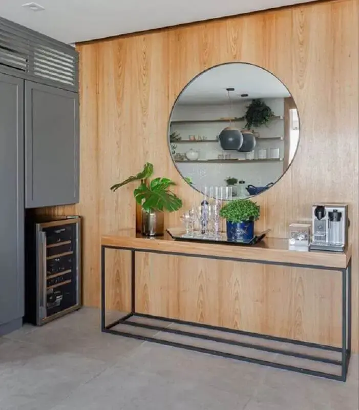 espelho redondo sem moldura para parede de madeira decorada com aparador industrial Foto Conexão Décor