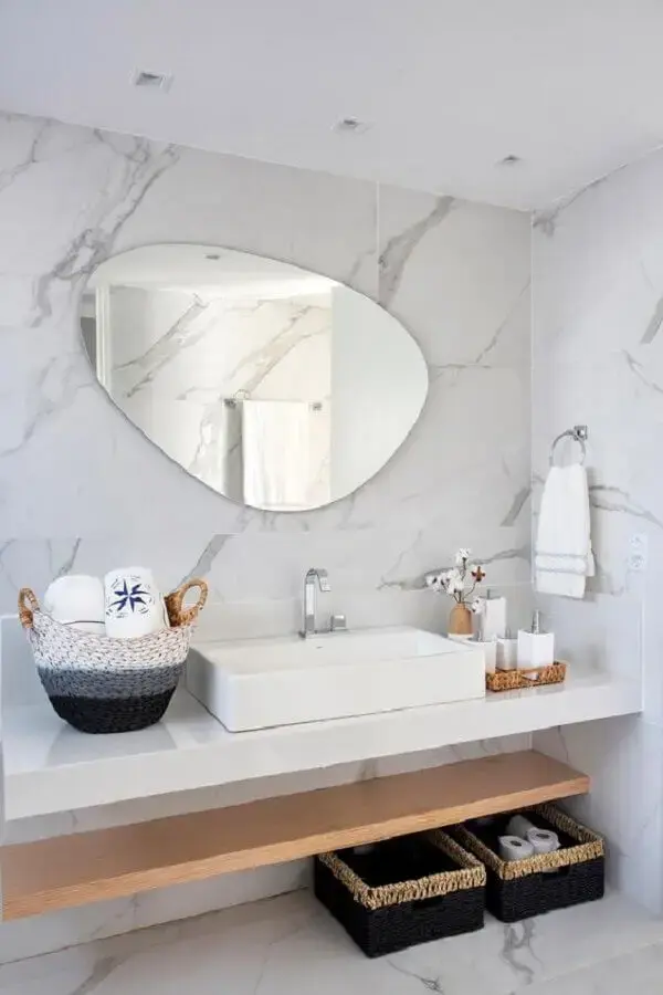 espelho sem moldura para parede de mármore em banheiro clean Foto Casa de Valentina