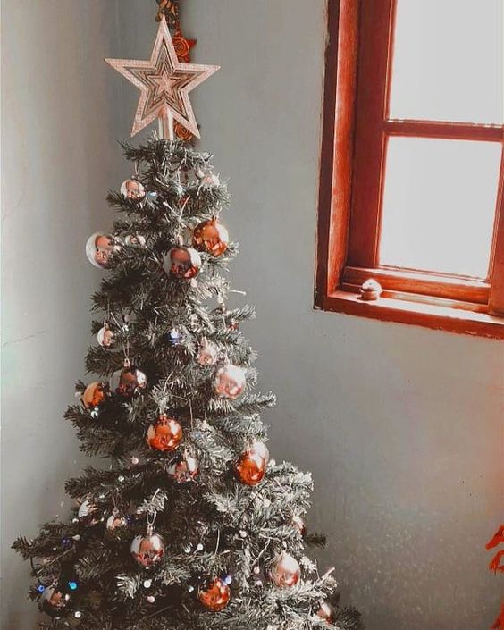 Estrela de natal na decoração da árvore