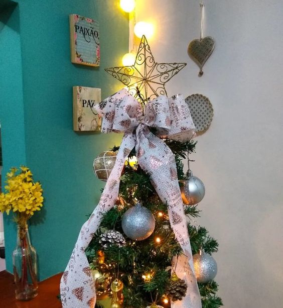 Árvore de natal decorada com estrelas