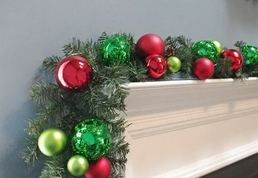 festão de Natal decorado com bolas verdes e vermelhas Foto eBay