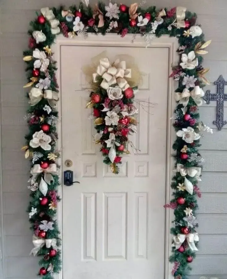 festão de Natal decorado com flores bolas e laços para porta de entrada Foto Pinterest