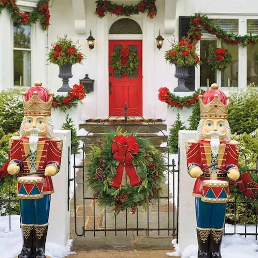 festão de Natal decorado para jardim Foto Pinterest