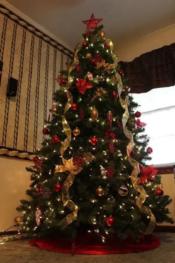 fitas douradas e bolas vermelhas para árvore de Natal grande e cheia Foto Pinterest