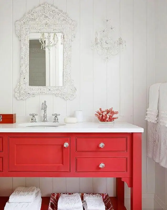 gabinete para banheiro vermelho com estilo clássico  Foto Better Homes