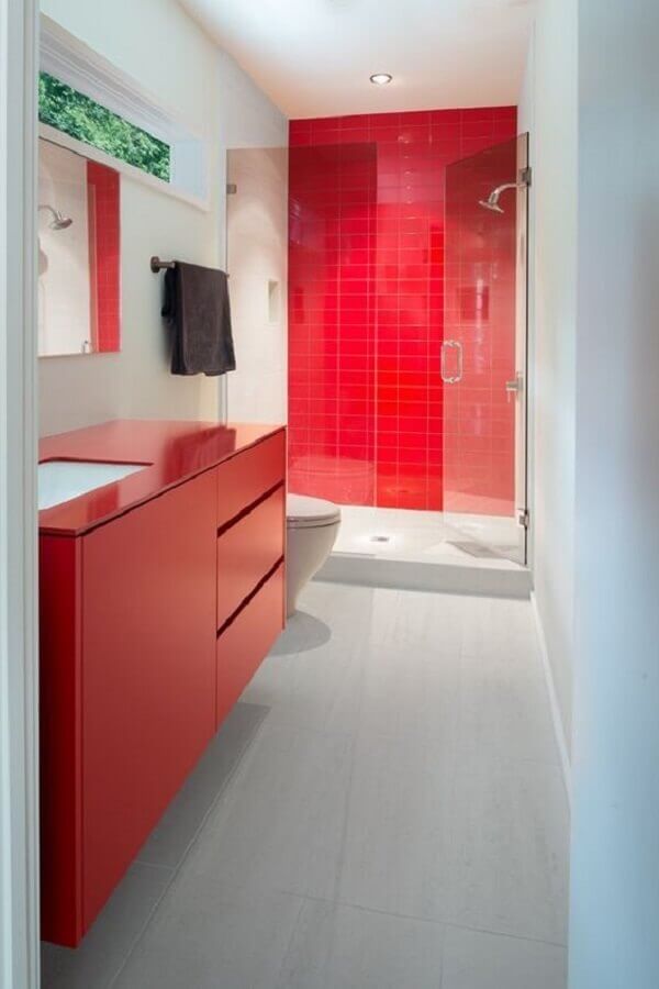 gabinete para banheiro vermelho e branco simples  Foto Dwell