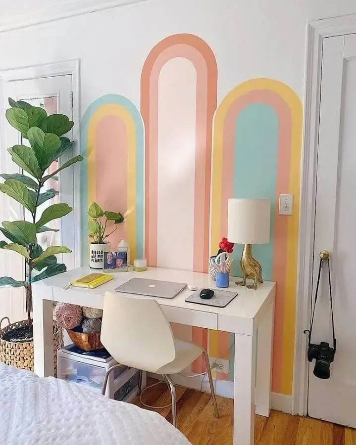 home office decorado com parede geométrica colorida Foto Redecor Designer