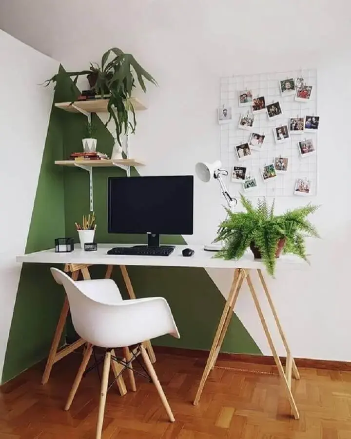 home office simples decorado com parede com pintura geométrica Foto Histórias de Casa