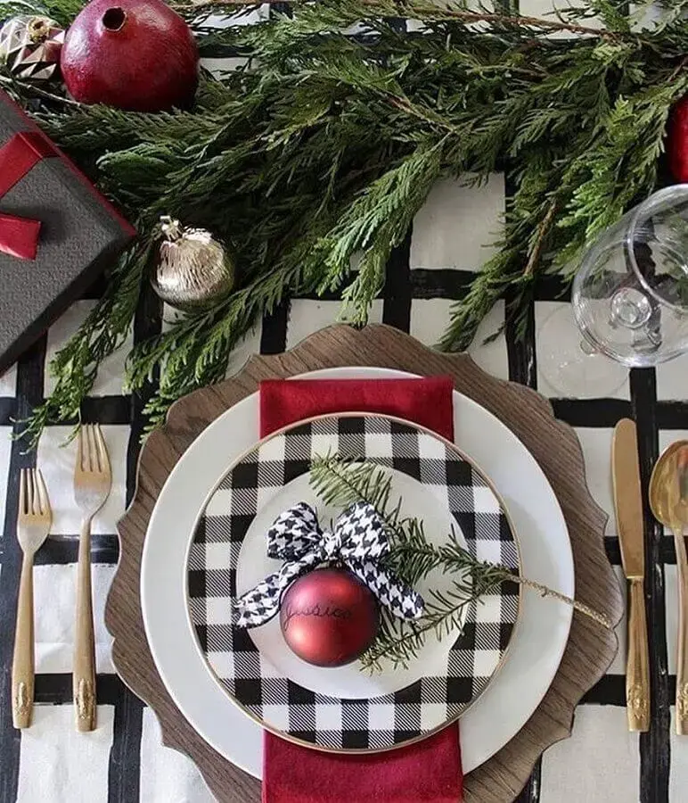 Christmas table decoration idea with checkered plate and red Christmas ball Photo Click Decor