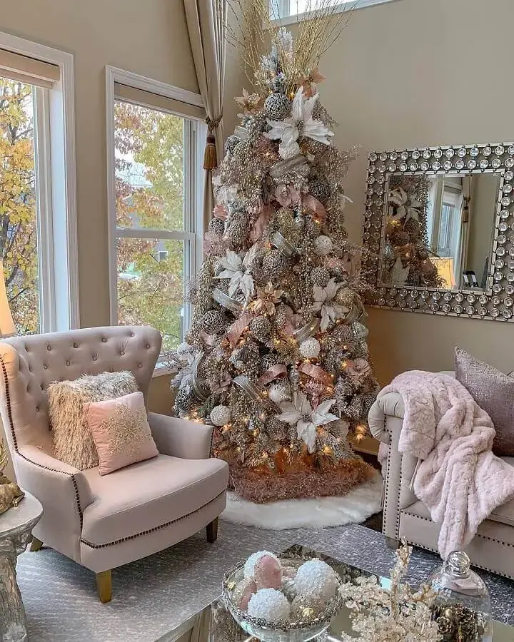 ideias de decoração de Natal branca com árvore grande e cheia Foto Farah Merhi