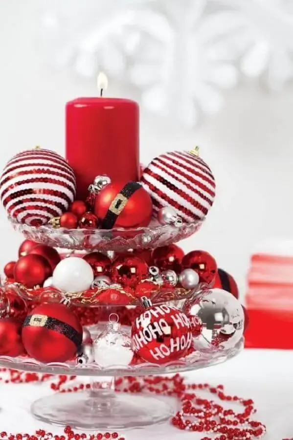 ideias de decoração de Natal com arranjo feito de bolas vermelhas Foto Revista Artesanato