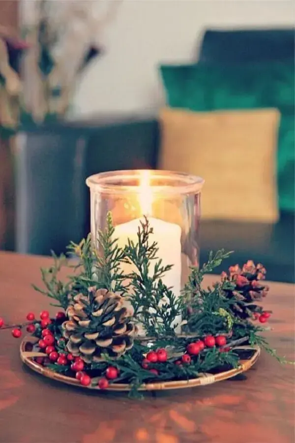 ideias de decoração de Natal com arranjo simples de vela e pinha Foto Constance Zahn