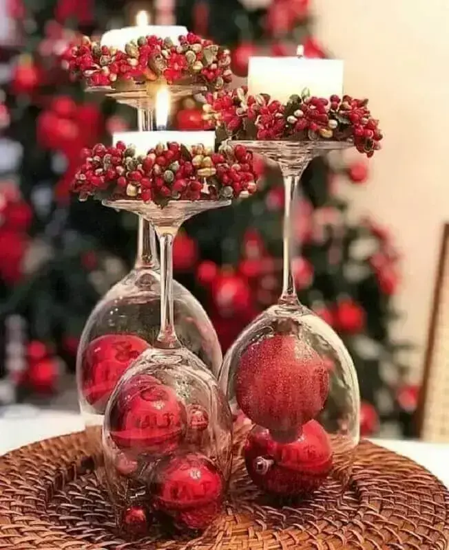ideias de decoração de Natal com bolas vermelhas dentro de taças Foto Pinterest