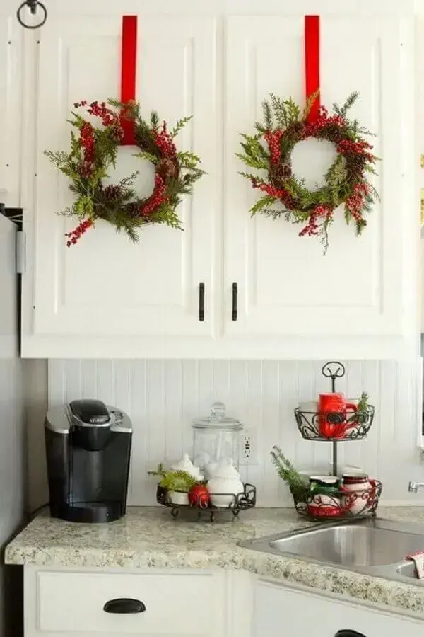 ideias de decoração de Natal com guirlandas em portas de armários de cozinha Foto Christmas Glitter