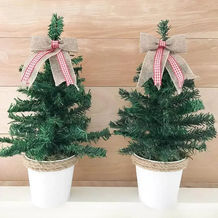 ideias de decoração de Natal com mini pinheiros Foto The Latina Next Door