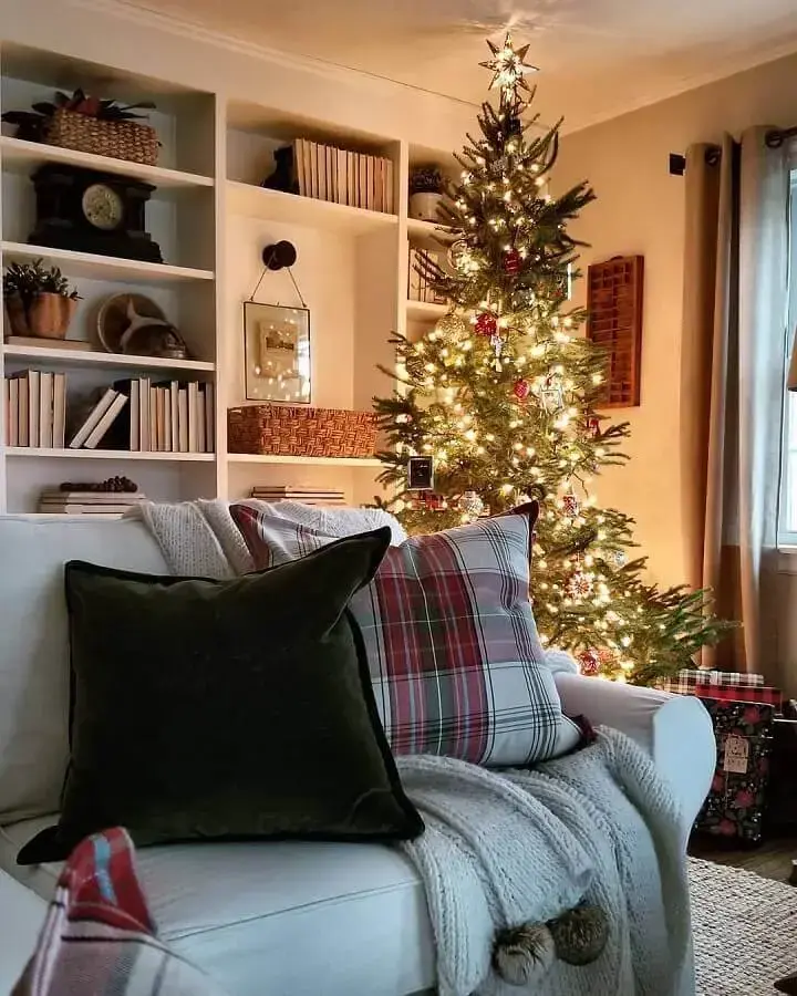ideias de decoração de Natal para sala com árvore de Natal grande e almofada xadrez Foto Rustic & Woven