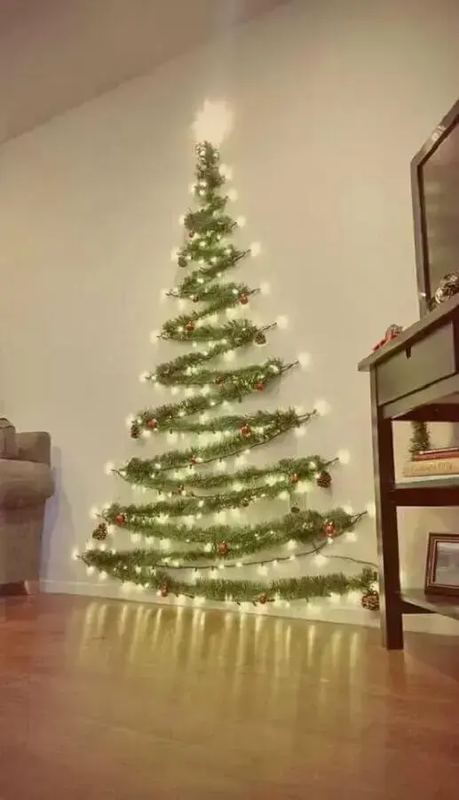ideias de decoração de Natal simples com árvore feita de festão na parede Foto Homey Oh My