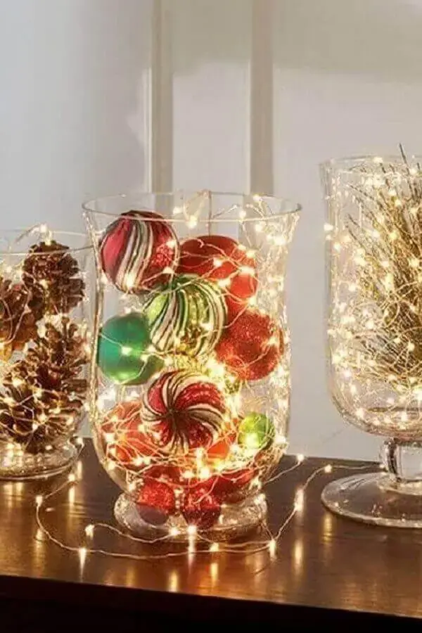 ideias de decoração de Natal simples e fácil de fazer com pinhas e bolas dentro de vaso de vidro Foto Pinterest