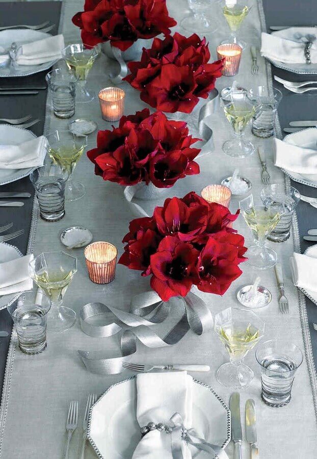 ideias para decorar mesa de Natal branca com flores vermelhas e velas Foto Pinterest