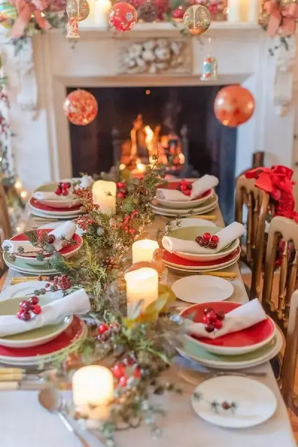 ideias para decorar mesa de Natal clássica vermelha e verde com velas Foto Pinterest