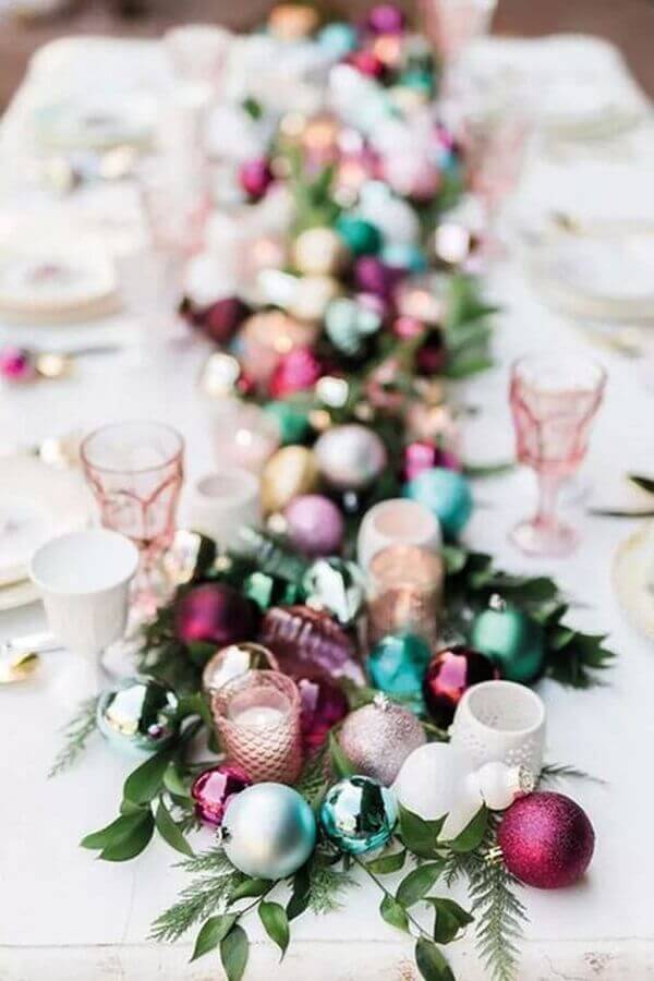 ideias para decorar mesa de Natal com bolas de Natal coloridas Foto Home Beautiful