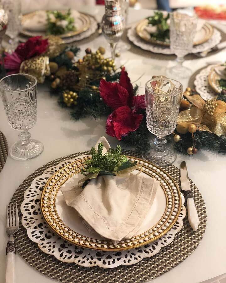 ideias para decorar mesa de Natal com flores vermelhas e detalhes em dourado Foto Pinterest