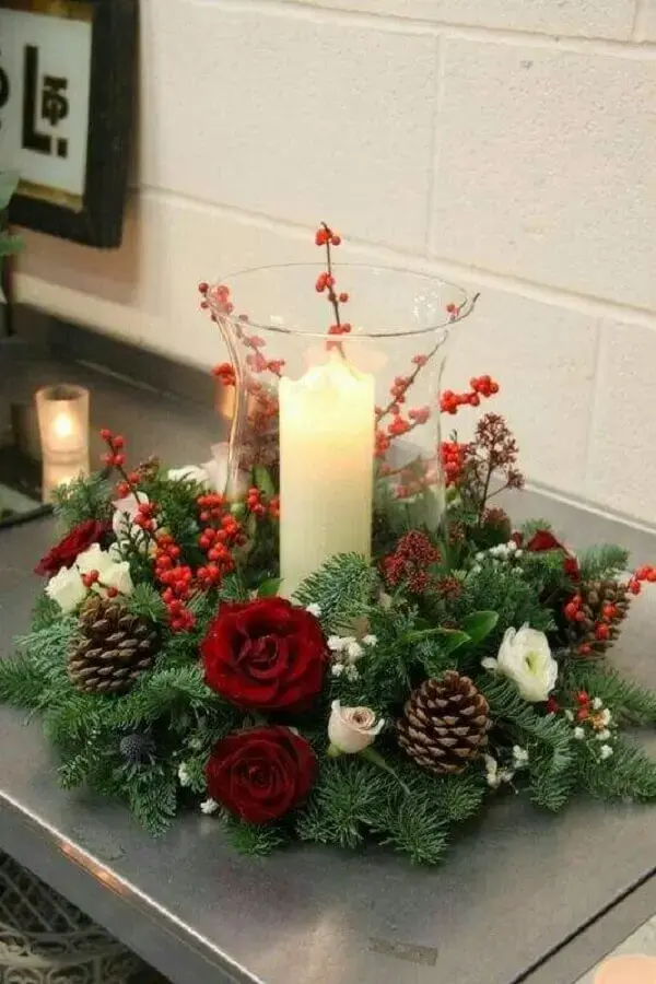 ideias para decoração de Natal com arranjo de flores pinhas e vela Foto Constance Zahn