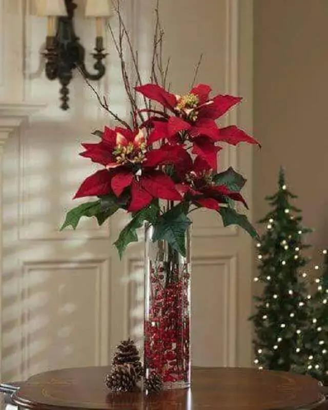 ideias para decoração de Natal com arranjo de flores vermelhas Foto Revista Artesanato