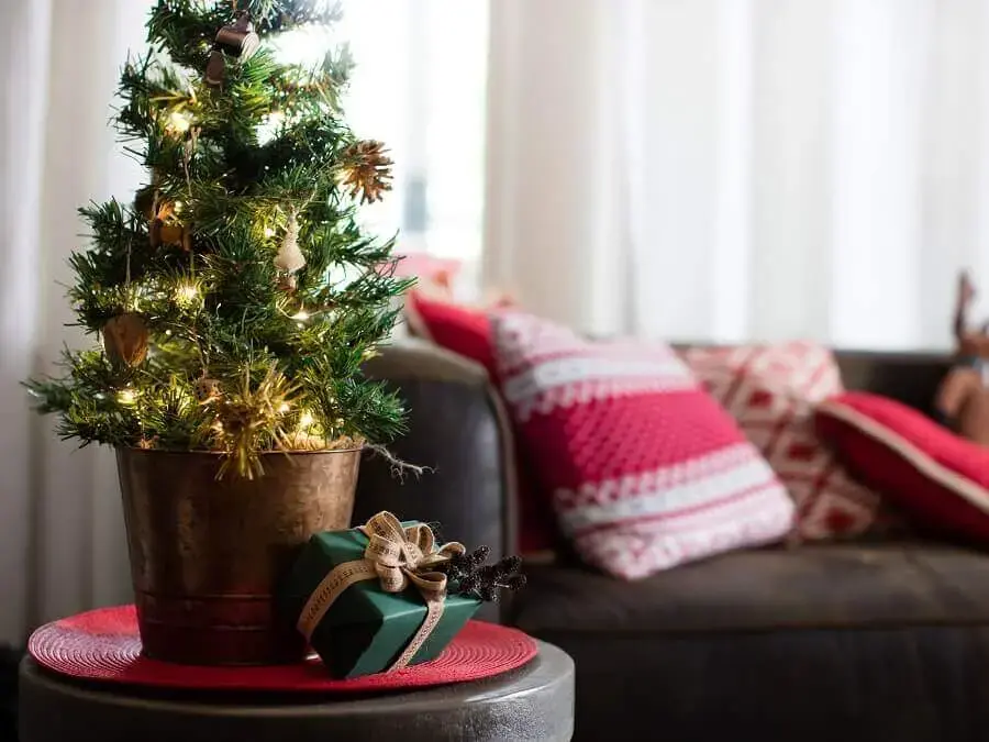 ideas for Christmas decoration with small tree and red cushions Photo HGTV