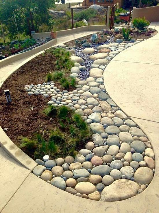 Jardim decorado com pedras seixo