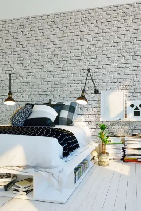 luminária de cabeceira articulada para quarto decorado com parede de tijolinho branco Foto Parachute