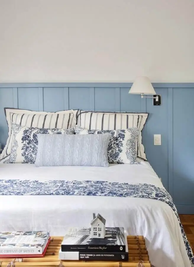 luminária para cabeceira de quarto azul e branco Foto Jeito de Casa