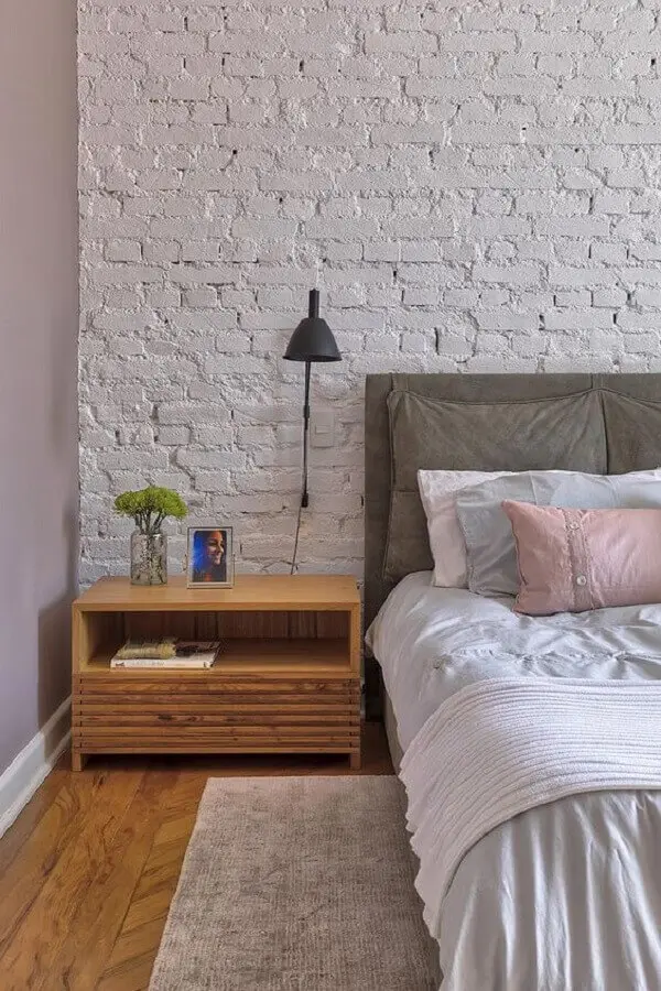 luminária para cabeceira de quarto com parede de tijolinho branco rústica Foto Casa de Valentina