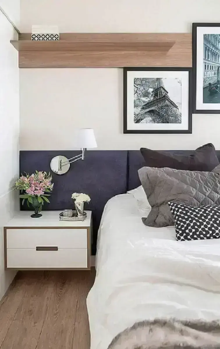 luminária para cabeceira de quarto de casal com cabeceira estofada azul Foto Pinterest
